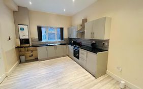 Group Friendly 5 Bedroom House Near Nottingham Train Station & Football Stadium, Self Check-In, Fast Wifi & Free On-Street Parking